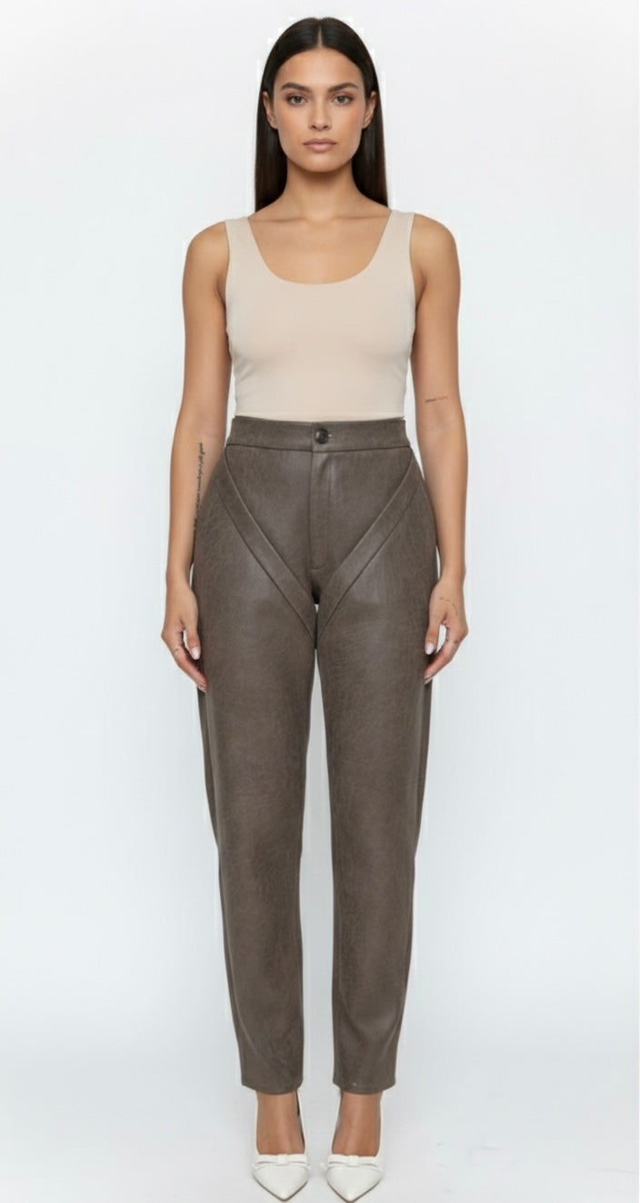 Pantalón de Cuerina Gastada