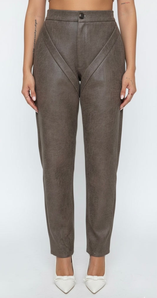 Pantalón de Cuerina Gastada